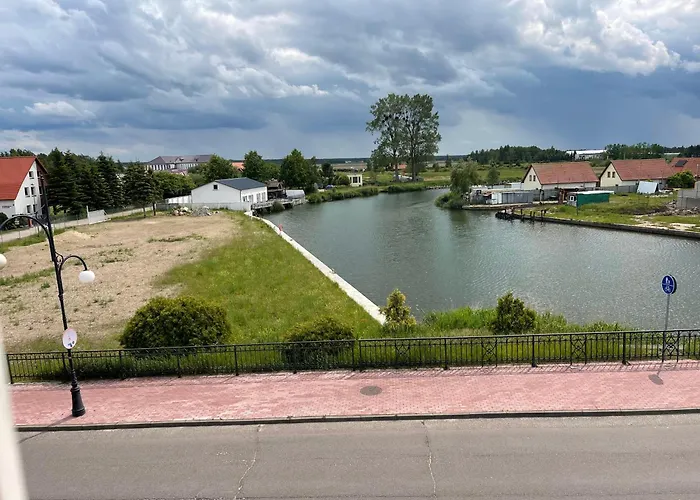 Pod Papugami - Komfortowe pokoje z widokiem na rzekę Łeba